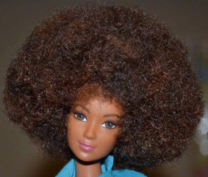 ¿Cómo hacerle pelo afro a una muñeca?
